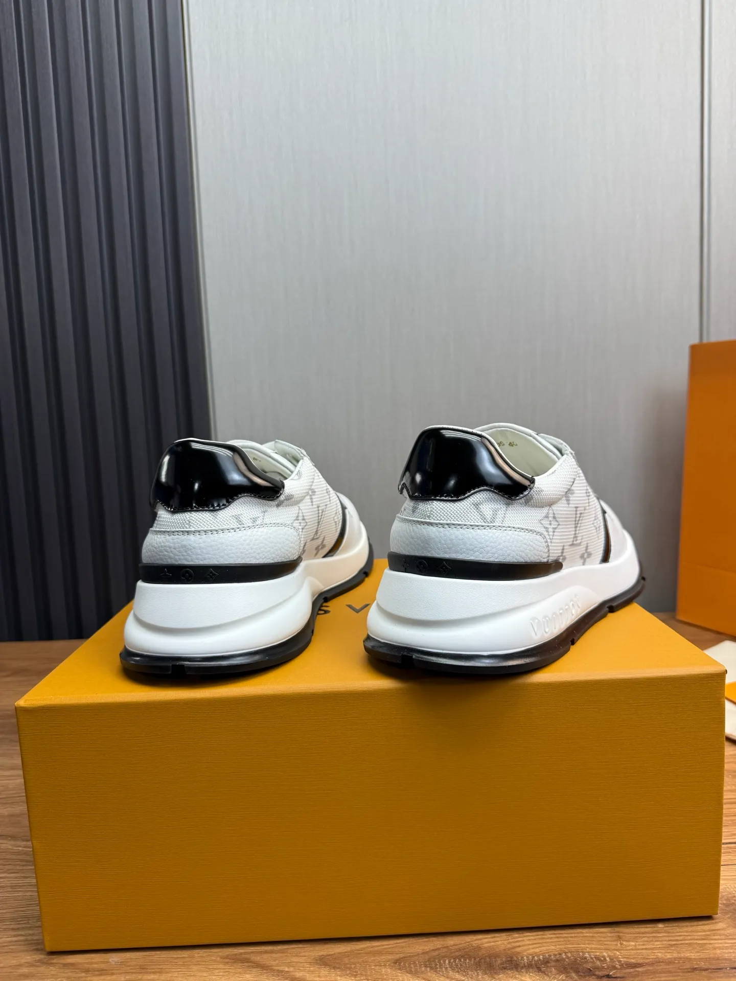 Men's shoes 💰800💰 LOUIS VUITTON [Luden Yiwei] Brand new trendy Lv is on the market 🎁, casual and fashionable men's shoes 👟Original 1:1 shipment✅ The upper is made of imported brand leather + cowhide lining, the original wear-resistant rubber outsole, the version is simple and elegant, exclusive for trendy men. 38-44 (customized at 38.45)